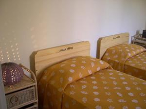 2 Betten nebeneinander in einem Zimmer in der Unterkunft Villa La Torre in Santa Cesarea Terme