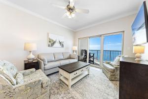 Χώρος καθιστικού στο Crystal Tower Unit 1508