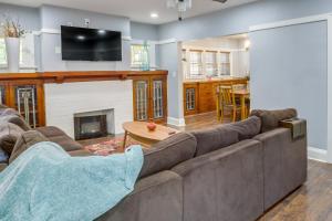ein Wohnzimmer mit einem Sofa und einem Kamin in der Unterkunft Milwaukee Vacation Rental - 2 Mi to Dineen Park! in Milwaukee