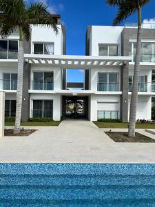 un edificio con piscina frente a él en LUXURY CONDO Cana Bay 1 CLUB BEACH, en Punta Cana