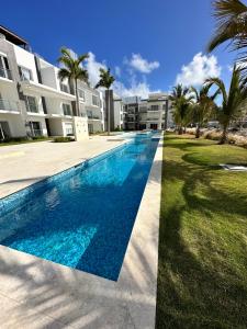 una piscina frente a un edificio en LUXURY CONDO Cana Bay 1 CLUB BEACH, en Punta Cana