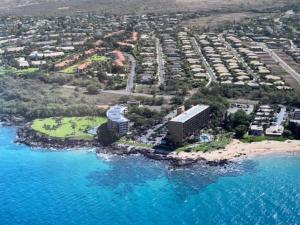 uma vista aérea de um resort junto ao oceano em Escape to Your Oceanside Dream in Kihei em Kihei