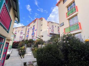 a row of tall buildings with plants in front of them at Apto Nuevo, Tranquilo, Bonito, 5 min Plaza Principal in Guatapé