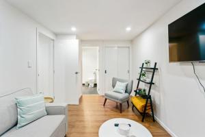 sala de estar con sofá y mesa en A 1BR slice of Titirangi Heaven - WiFi - Netflix en Auckland