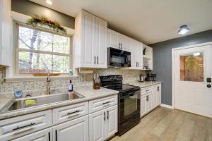 Gallery image of Peaceful Candler Cabin with Private Hot Tub! in Candler +22 photos