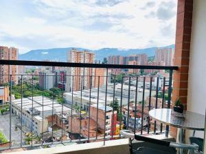d'un balcon avec vue sur la ville. dans l'établissement Modern 2/2 Apartment in Sabaneta with City View, à Sabaneta