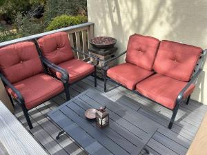 2 chaises rouges et une table sur une terrasse dans l'établissement Family Friendly Home with Character and Charm, à Sedona