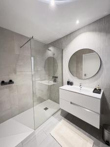 bagno con doccia, lavandino e specchio di Vulcano View at Casilla de Costa a La Oliva
