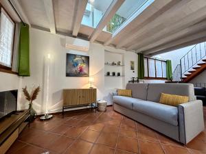 sala de estar con sofá y chimenea en SUNFLOWER APARTMENT, en Peschiera del Garda