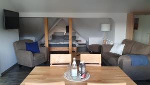 uma sala de estar com um sofá e uma mesa em Ferienwohnung Schulz em Dresden