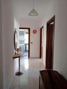 Habitación con pasillo con espejo y mesa. en casa LULU due minuti dal mare en Ardore Marina