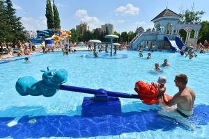 Bazén v ubytovaní Belvárosi apartman alebo v jeho blízkosti