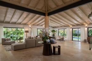 a large living room with a large wooden ceiling at Villa Mar y Lago, Casa de Campo in La Romana
