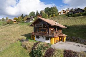 une maison sur une colline dans un champ dans l'établissement Chalet avec sauna, magnifique vue et à 400m des pistes, à La Bresse