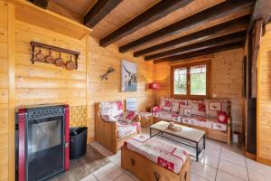 - un salon avec une grande cheminée dans une cabane en rondins dans l'établissement Chalet avec sauna, magnifique vue et à 400m des pistes, à La Bresse