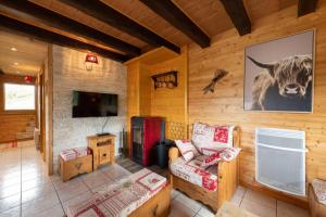 un salon avec une photo de vache sur le mur dans l'établissement Chalet avec sauna, magnifique vue et à 400m des pistes, à La Bresse