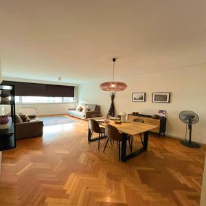 una sala de estar con una mesa y un sofá en bnapartments Trindade, en Oporto