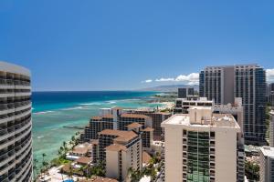 Sheraton Waikiki Beach Resort في هونولولو: اطلالة جوية على المحيط والمباني