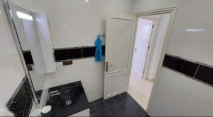 Koupelna v ubytování Al Hoceima Ajdir Maroc - Maison 5 chambres 12 personnes + 37 fotografií