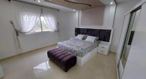a bedroom with a bed and a window at Al Hoceima Ajdir Maroc - Maison 5 chambres 10 personnes in Al Hoceïma