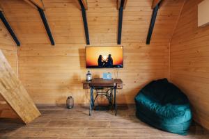 Habitación con mesa y TV en la pared. en Lake House Beliz, en Livno
