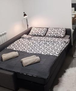 - un lit avec 2 oreillers dans l'établissement Studio apartman Kastav Hill, à Kastav