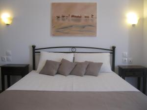 A bed or beds in a room at Seaside Studios Kirania
