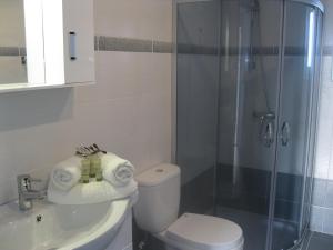 A bathroom at Seaside Studios Kirania