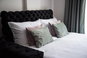 ein Bett mit mehreren Kissen darüber in der Unterkunft Milmari Nlux 74 in Kopaonik + 13 Fotos