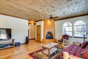 un soggiorno con un divano e una TV di Pagosa Springs Vacation Rental 6 Mi to Downtown! a Pagosa Springs