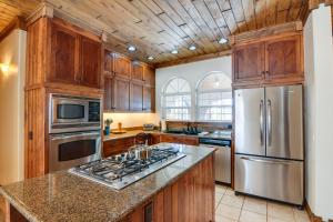 una cucina con mobili in legno e un frigorifero in acciaio inossidabile di Pagosa Springs Vacation Rental 6 Mi to Downtown! a Pagosa Springs