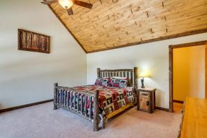 una camera da letto con un letto e un soffitto in legno di Pagosa Springs Vacation Rental 6 Mi to Downtown! a Pagosa Springs