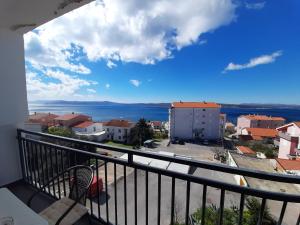 Elle comprend un balcon offrant une vue sur l'océan. dans l'établissement Apartman Posavac, à Crikvenica