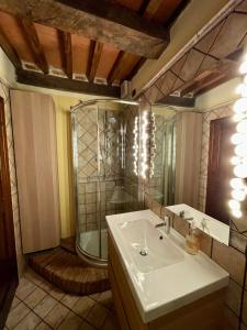 ein Bad mit einem Waschbecken und einer Dusche in der Unterkunft The Small Sweet House in Montepulciano