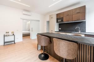 A kitchen or kitchenette at Bilocale Moderno - City Center