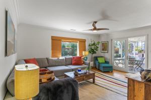 カールスバッドにあるLuxury Beach House. Pool/Hot Tub! Walk to Beach!のソファとテーブルのあるリビングルーム +27枚の写真