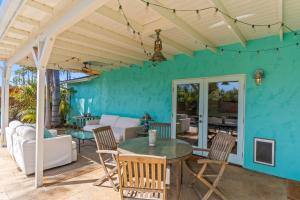 カールスバッドにあるLuxury Beach House. Pool/Hot Tub! Walk to Beach!のパティオ(テーブル、椅子付)