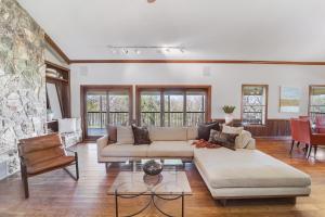 sala de estar con sofá y mesa en Tarcoola Riverfront Ranch, Billiards and Smart TVs en Bastrop