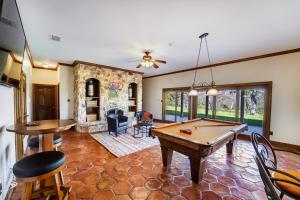 sala de estar con mesa de billar en Tarcoola Riverfront Ranch, Billiards and Smart TVs en Bastrop