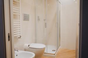 La salle de bains est pourvue d'une douche, de toilettes et d'un lavabo. dans l'établissement Exclusive Apartment in Piazza Italia in Perugia, à Pérouse