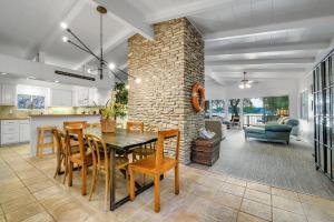 une cuisine et une salle à manger avec une table et des chaises dans l'établissement The Shorewood Lakeside Oasis, Pet-Friendly Getaway, à Marble Falls