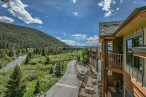 uma vista a partir da varanda de uma casa com uma montanha em Hidden River Lodge 5995 em Keystone