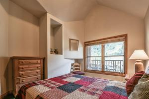 a bedroom with a bed and a window at Hidden River Lodge 5995 in Keystone