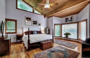 een slaapkamer met een bed en een houten plafond bij Sunrise Kingdom in Cullowhee NC in Cullowhee