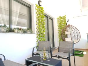 un patio con 2 sillas y una mesa en Casa Encantadora (Lovely House), en Garrucha