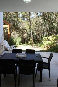 una mesa negra y sillas en un patio en Villa Ludi en Maladroscia