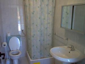 y baño con aseo y lavamanos. en Apartment Karmen, en Trogir
