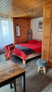 Postel nebo postele na pokoji v ubytování Au village d'Evolène, très joli studio calme et ensoleillé