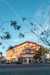 un bâtiment situé sur le côté d'une rue dans l'établissement Soy Local Puerto Vallarta, à Puerto Vallarta