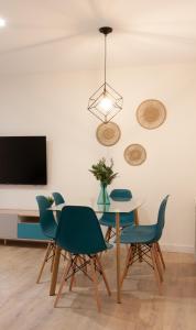 a dining room with a table and chairs and a tv at Apartamento Premium PLAZA MAYOR con PARKING in Ávila